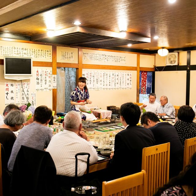 炉端焼きを囲むお客様